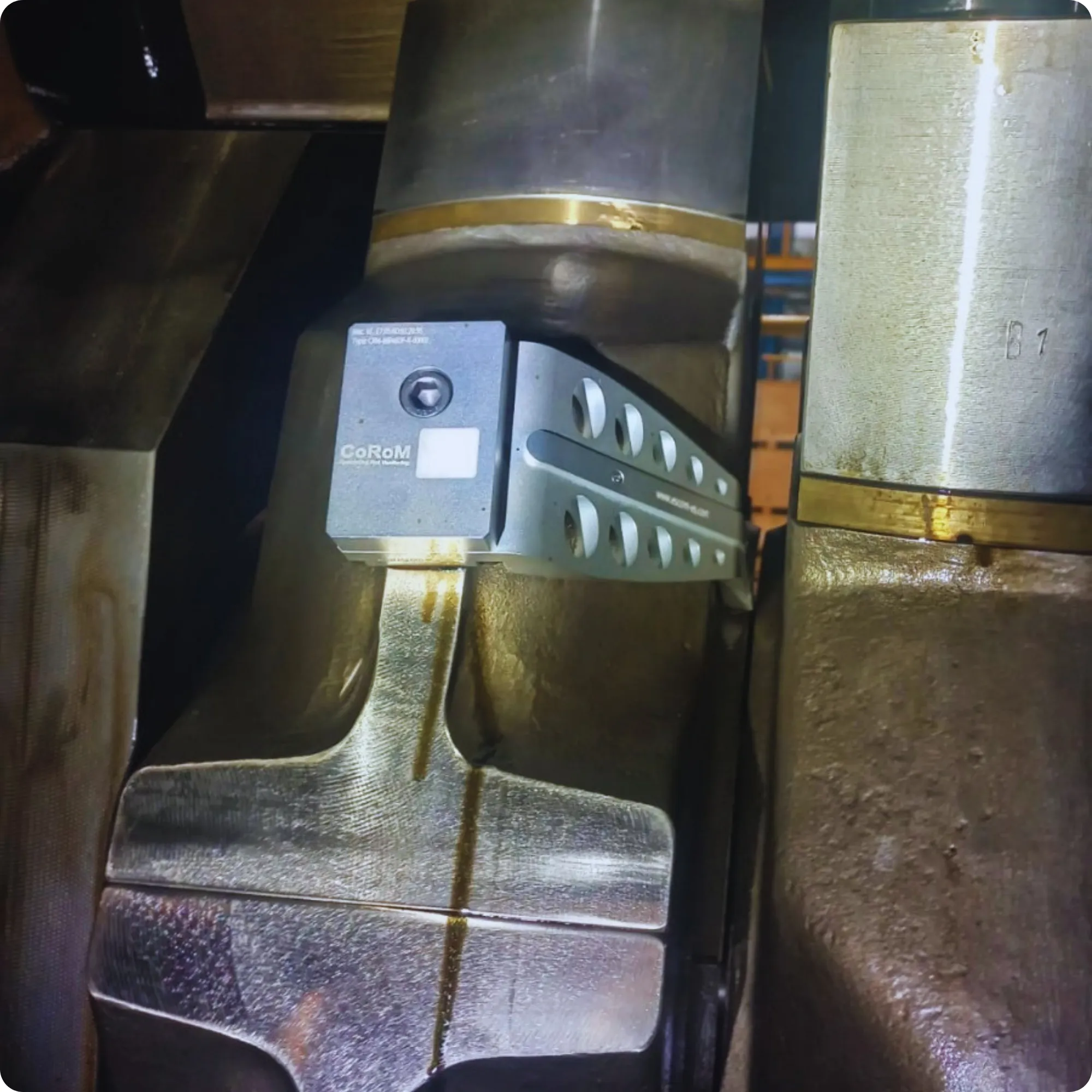 Feldinstallation des CoRoM Lagertemperatursensors am Pleuel des Wärtsilä 50DF Motors