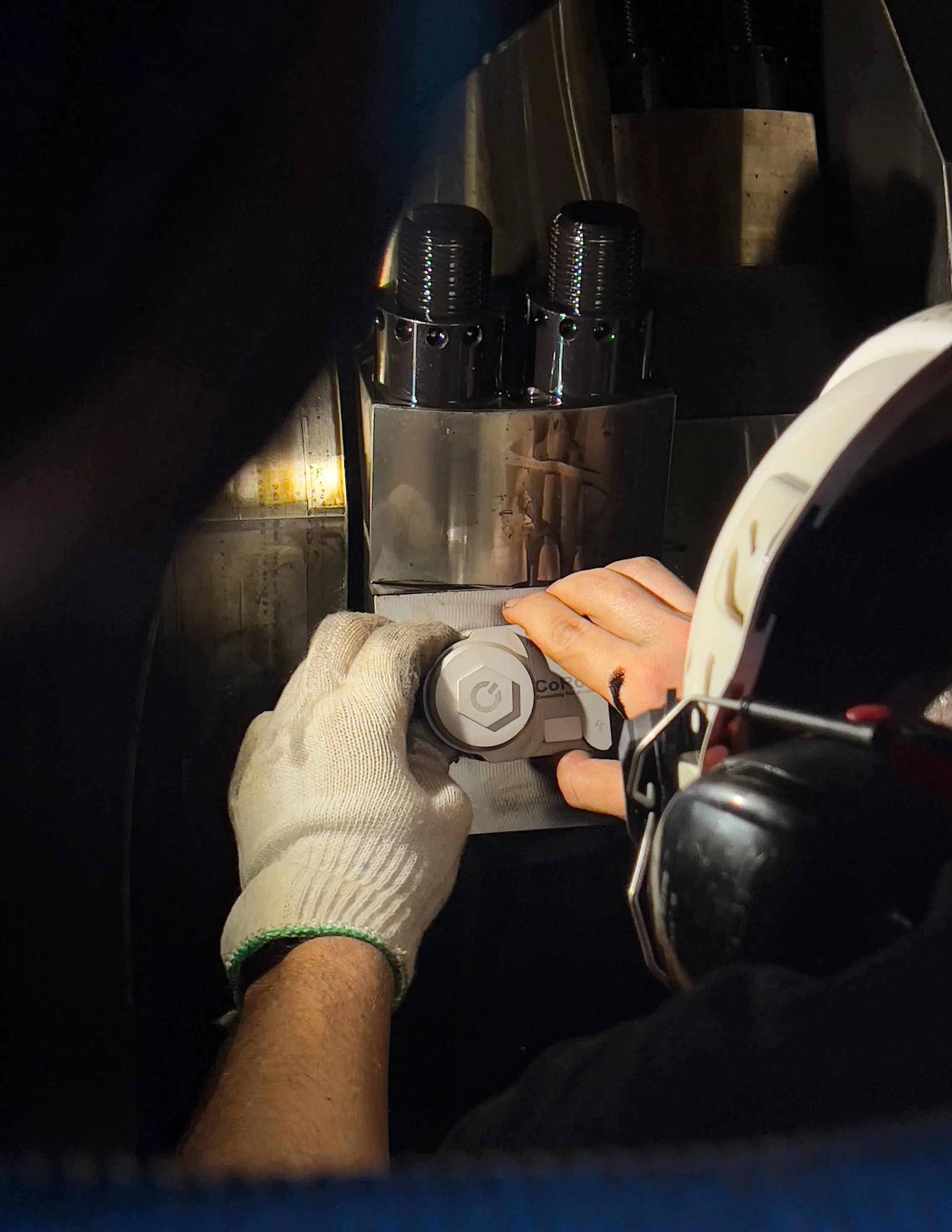 Sulzer ZA40 motorlarında kablosuz pilsiz yatak sıcaklığı ve splash oil sıcaklığı izleme sensörü montaj detayı