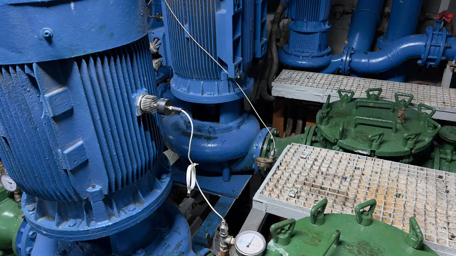 Industrial wireless & battery-free vibration, temperature and pressure sensor installation showing ViTPr-es detail