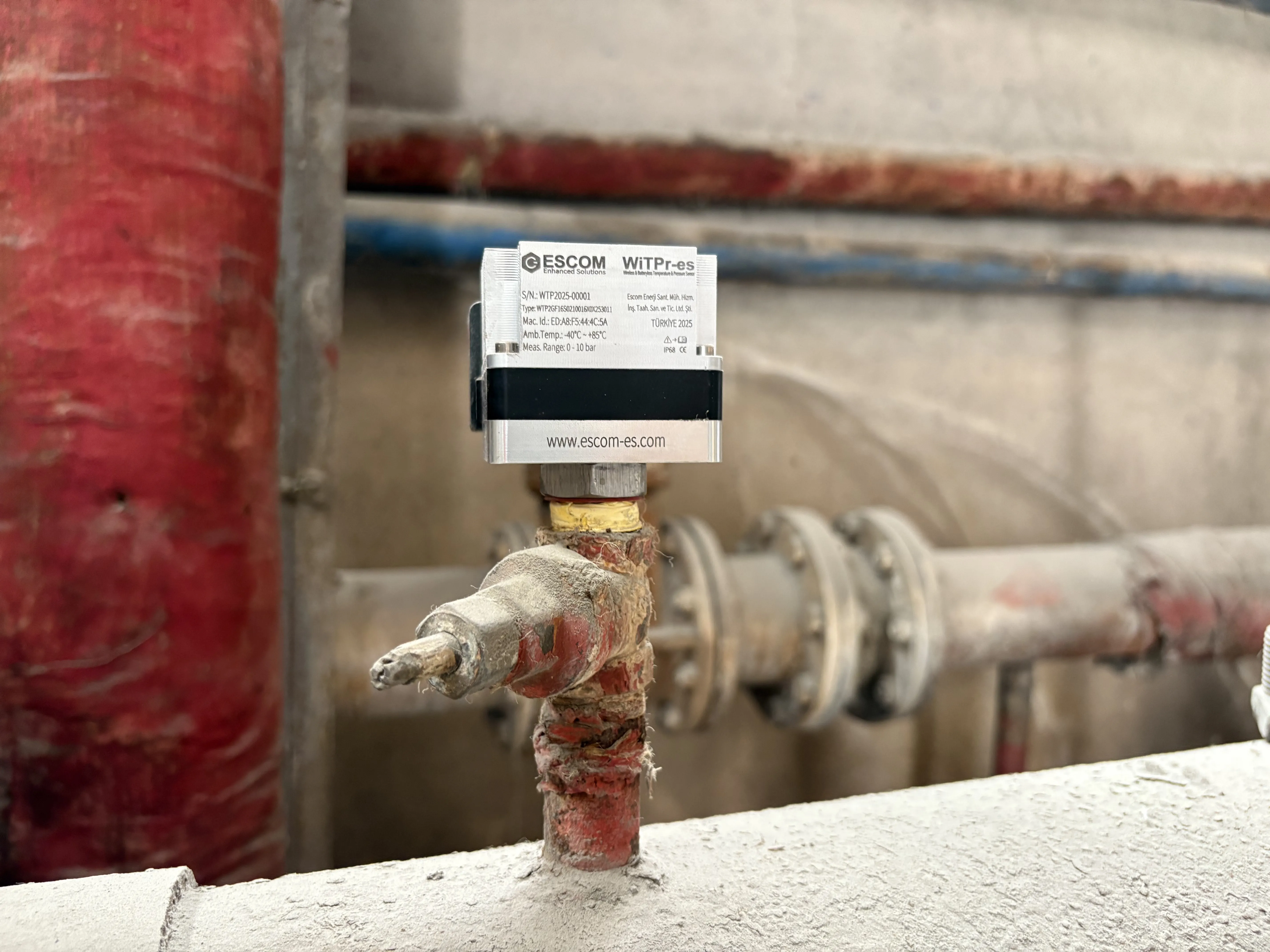WiPT-es wireless industrial pressure and temperature sensor pipeline installation in the field