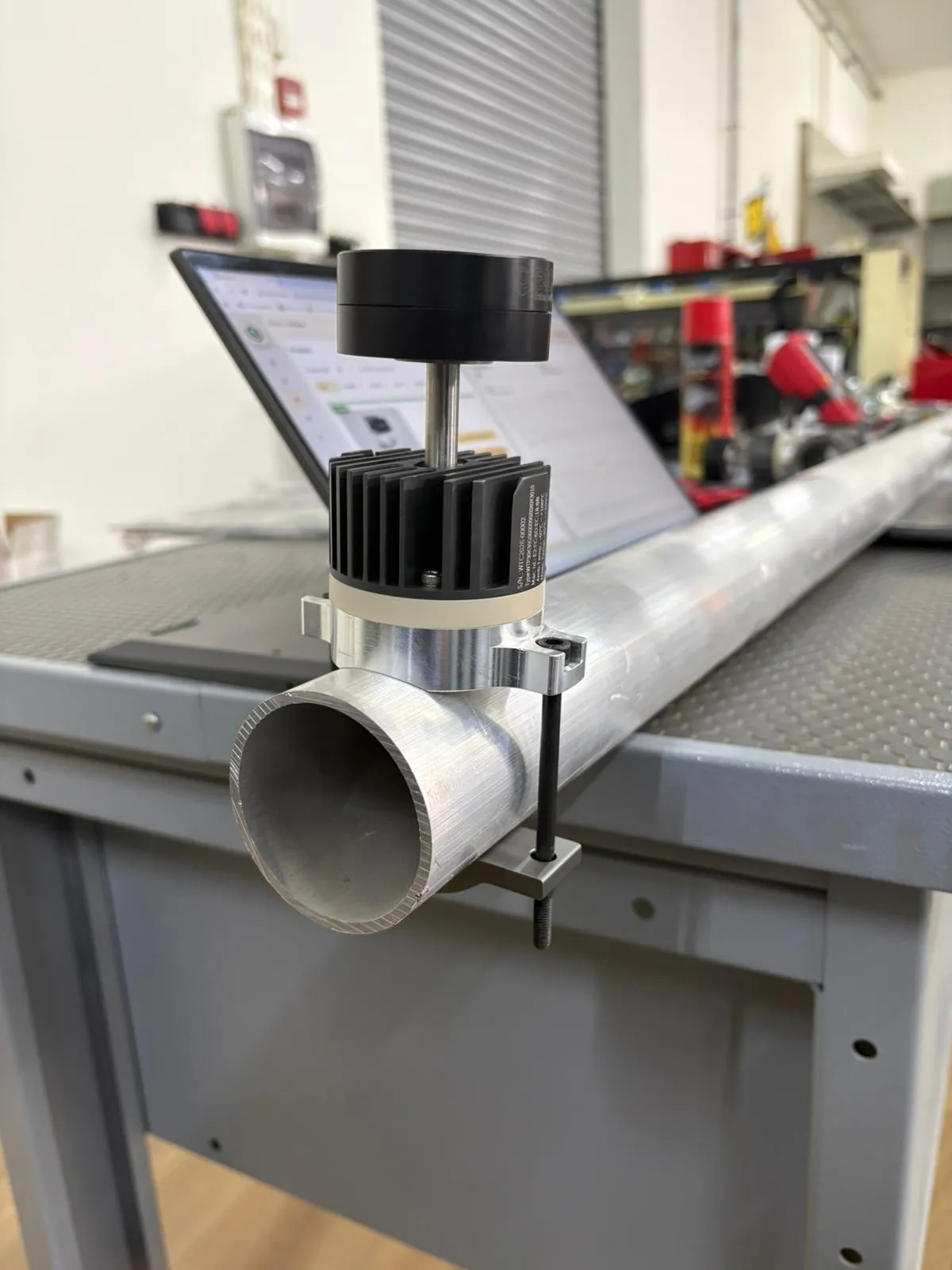 Installation of WiT-es U curved-base batteryless temperature sensor on a DN50 pipeline