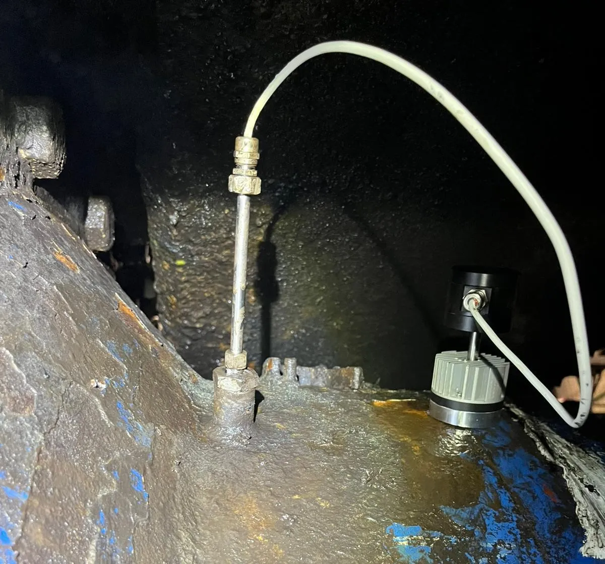 Instalación de campo en válvula industrial del sensor de temperatura inalámbrico sin batería WiT-es Hybrid
