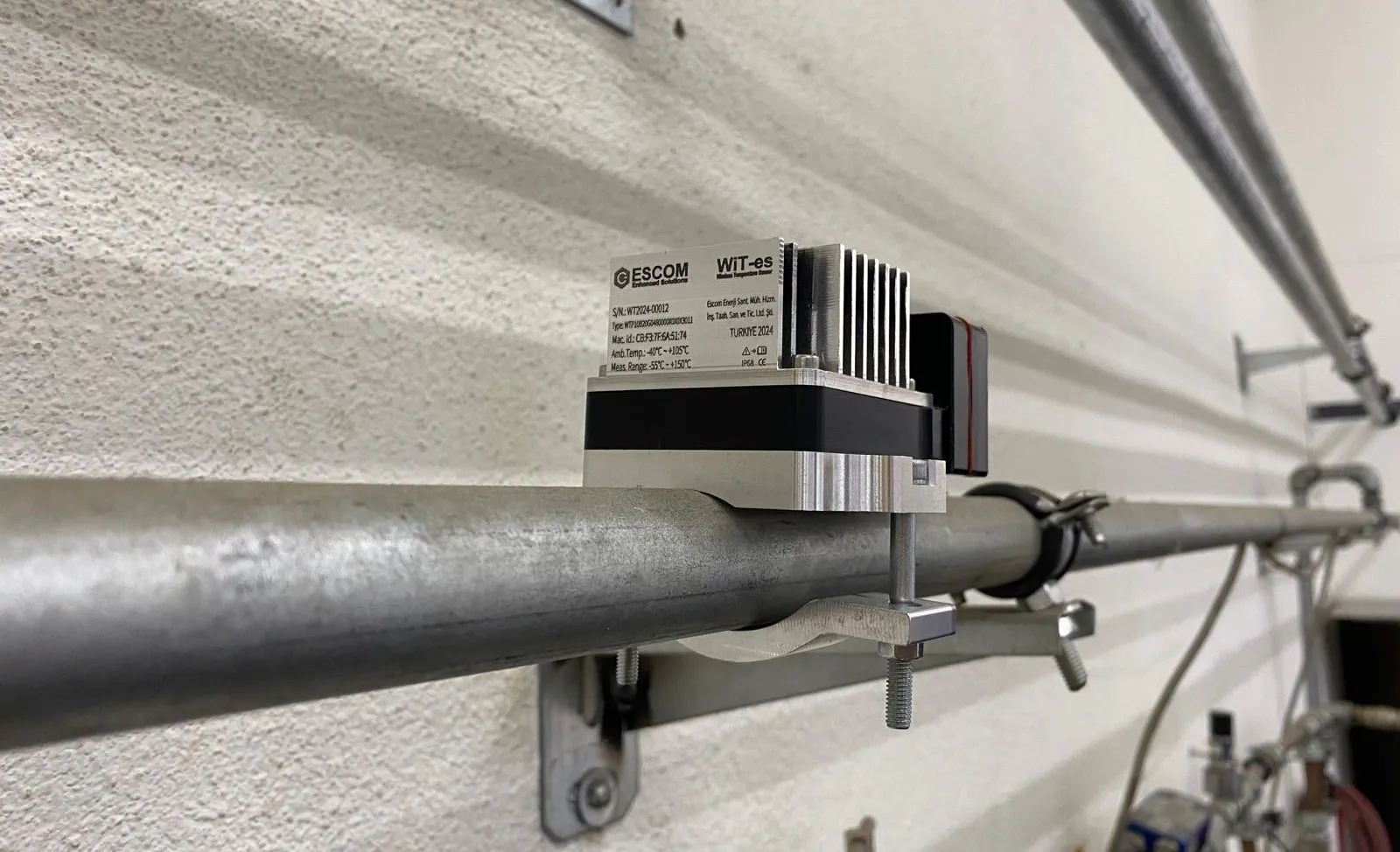 Vista de instalación del sensor de temperatura de superficie de tubería WiT-es Pipe Surface